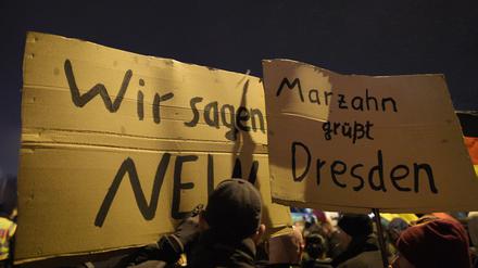 Demonstranten der sogenannten Bürgerbewegung Hellersdorf gegen Flüchtlingsunterkünfte.