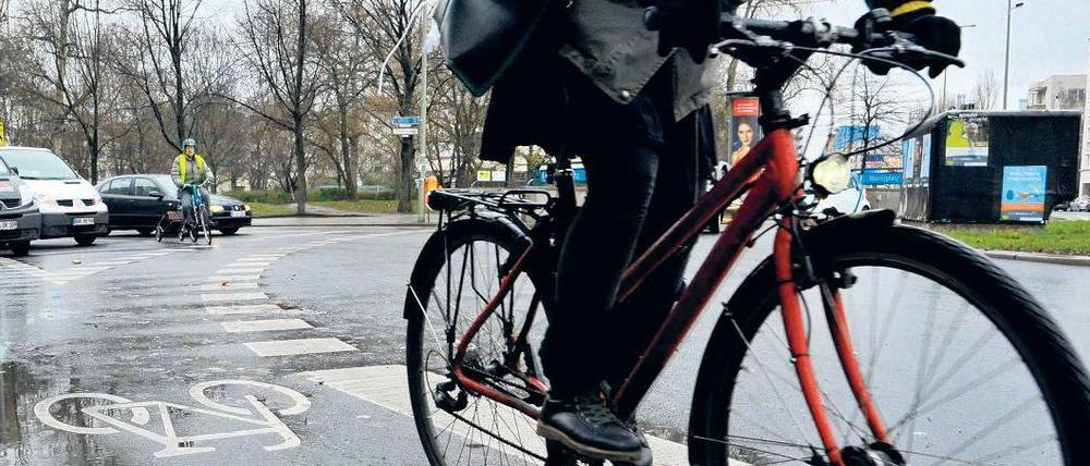 Aufpassen! Am Moritzplatz kommt es häufig zu Zusammenstößen, weil die Radspur ungünstig markiert und die Fahrbahn zu breit ist.