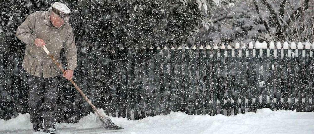 Schneeschippen ist keine leichte Aufgabe. Weder in Russland, noch hier bei Stade in Deutschland.