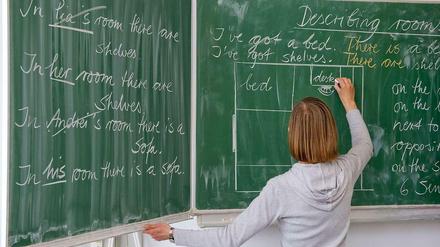 You can say you to me. Der Senat will, dass an bilingualen Schulen das Deutsche nicht zu kurz kommt.