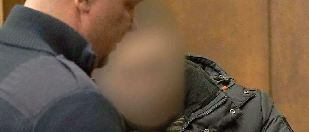 Der Angeklagte Kadir K. bekommt in Duisburg (Nordrhein-Westfalen) im Gerichtssaal des Landgerichtes die Handschellen abgenommen.