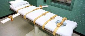 Eine Todeszelle in Texas. Der Verurteilte wird auf der Liege festgeschnallt. Dann bekommt er eine tödliche Injektion. 