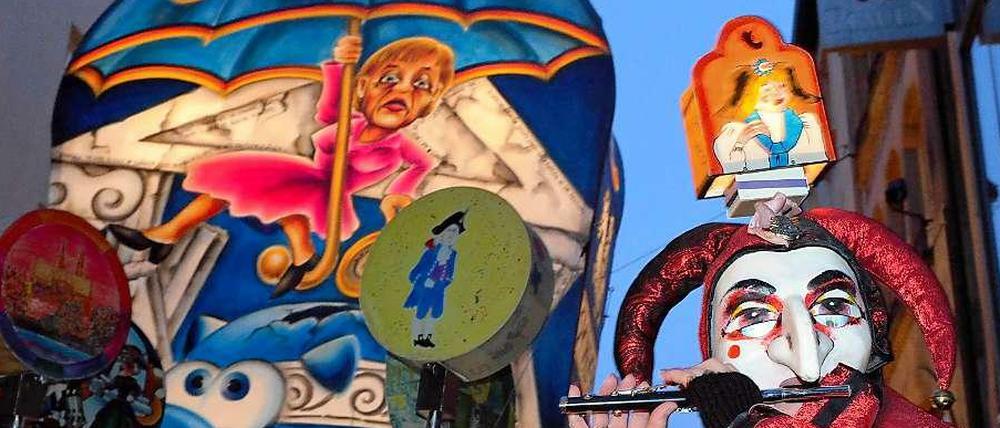 Narren ziehen beim "Morgenstraich" 2012 musizierend durch die Gassen der Innenstadt von Basel.