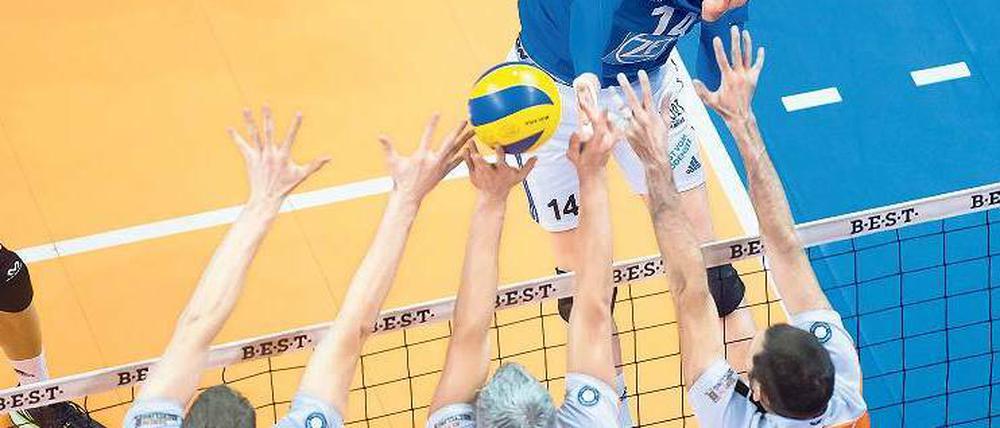Sechshändige Verteidigung. Friedrichshafens Baptiste Geiler scheitert am Block der Berliner Christian Dünnes, Rob Bontje und Scott Touzinsky.
