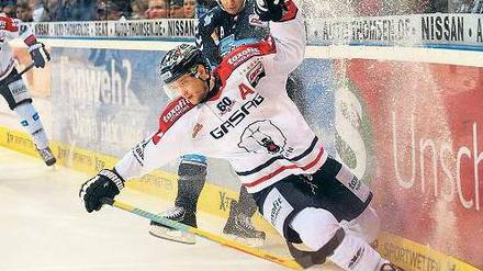 Starke Botschaft. Der Werbeschriftzug für Olympia (oben links auf dem Trikot von Hördler) ist zwar kaum zu sehen, aber die Eisbären gaben trotzdem eine gute Figur ab.