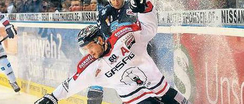Starke Botschaft. Der Werbeschriftzug für Olympia (oben links auf dem Trikot von Hördler) ist zwar kaum zu sehen, aber die Eisbären gaben trotzdem eine gute Figur ab.