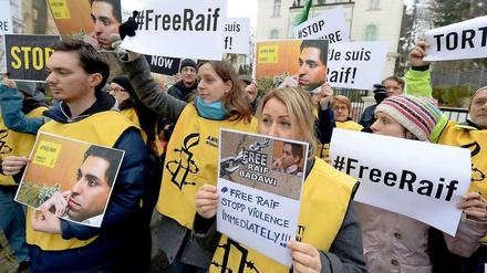 Demonstranten protestieren vor der saudi-arabischen Botschaft in Wien gegen die gewaltsame Bestrafung des Bloggers Raif Badawi.