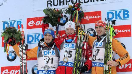Die deutschen Biathleten Simon Schempp (l.) und Arnd Peiffer auf dem Podest von Ruhpolding. In der Mitte: der Norweger Johannes Thingnes Boe.