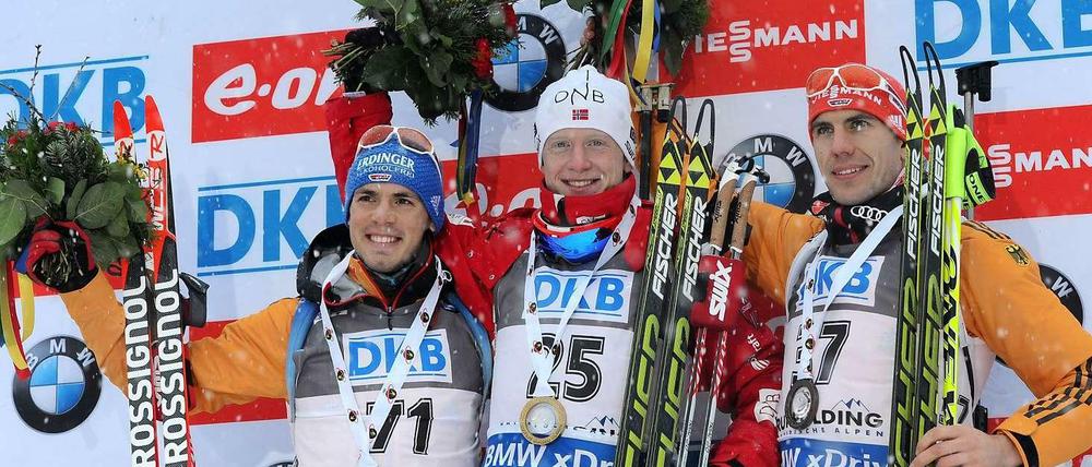 Die deutschen Biathleten Simon Schempp (l.) und Arnd Peiffer auf dem Podest von Ruhpolding. In der Mitte: der Norweger Johannes Thingnes Boe.