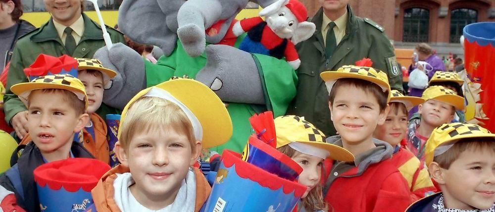 Wenn ein Kind nicht zur Party kommt, ermittelt in einem konkreten Fall die Polizei in England. Nicht, wie hier bei einer Party der Schulanfänger im Jahre 1998 vor dem Roten Rathaus in Berlin.
