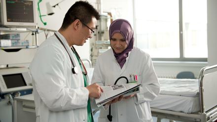 Fachkräfte dringend gesucht: Zwei ausländische Assistenzärzte in einer Dortmunder Klinik