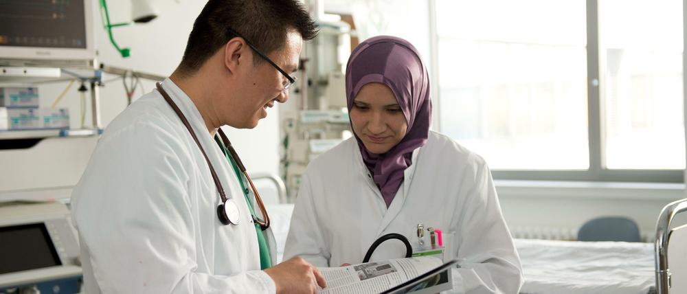 Fachkräfte dringend gesucht: Zwei ausländische Assistenzärzte in einer Dortmunder Klinik