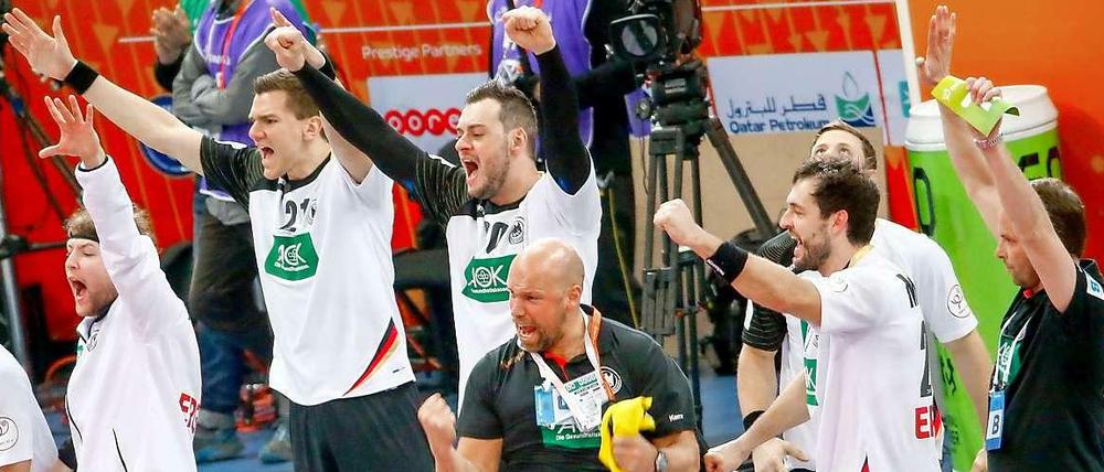 Das nächste knappe Spiel, der nächste emotionale Sieg. Die deutsche Bank beim 27:26 (9:13)-Erfolg gegen Russland.