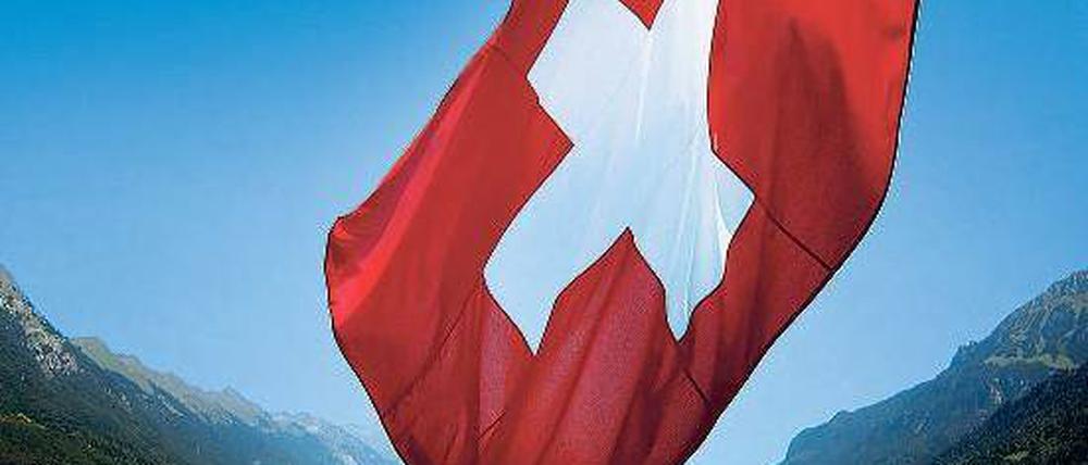 Das Ende der Idylle. Nachdem die Schweizerische Nationalbank den Mindestkurs von Franken je Euro abgeschafft hat, machen Polen sich Sorgen. Sie haben Kredite in der Schweizer Währung aufgenommen, die nun für sie teurer werden. 