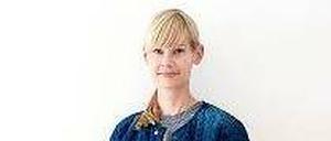 Alex Bohn steht an einer weißen Wand