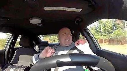 Jeff Davis groovt am Steuer seines Streifenwagens zu „Shake it Off“ von Taylor Swift.