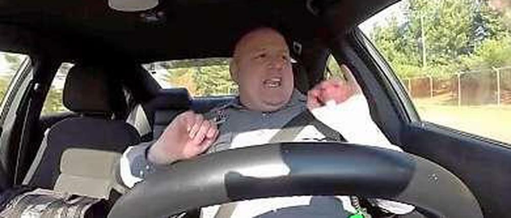 Jeff Davis groovt am Steuer seines Streifenwagens zu „Shake it Off“ von Taylor Swift.