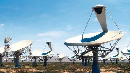 Lauschangriff. Die Radioteleskope des SKA (hier eine Animation für den Antennenpark in Südafrika) ermöglichen es, extrem schwache Signale aus dem All zu registrieren. Astronomen hoffen, damit auch Hinweise auf die Herkunft kosmischer Protonen zu erhalten.