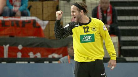 Nationalkeeper Silvio Heinevetter reckt die Faust.