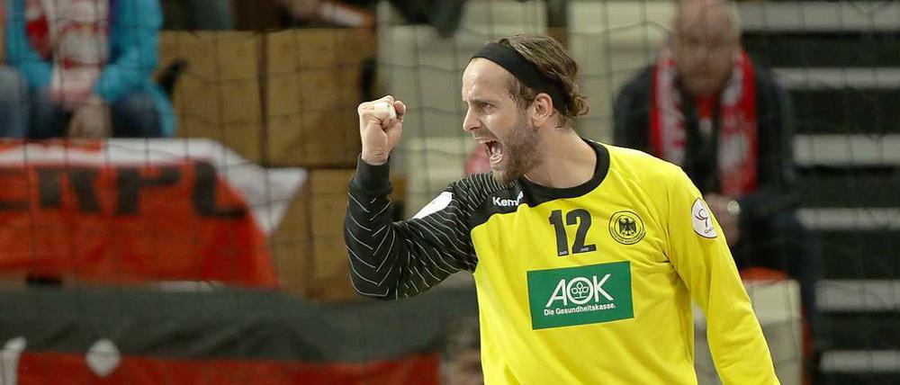 Nationalkeeper Silvio Heinevetter reckt die Faust.