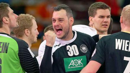 Geschafft. Die deutschen Spieler bejubeln den Auftaktsieg.