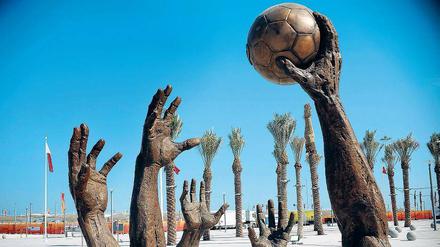 Aus dem Boden gestampft. Eine Handball-Skulptur vor der Haupthalle der WM in Doha, Stadtteil Lusail. 