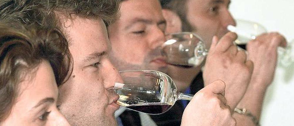 Trinken lernen. Voraussetzung für die Ausbildung zum „Weinkellner“ ist in der Regel ein Beruf oder Erfahrung in der Hotelbranche.