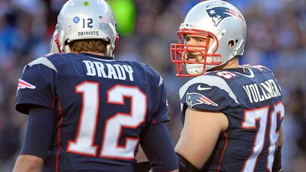 Alles im Blick. New Englands Spielmacher Tom Brady ist eine lebende Legende. Sebastian Vollmer (rechts) verschafft ihm als Mitglied der Offensive Line dabei die Zeit, die er für seine Würfe braucht. 