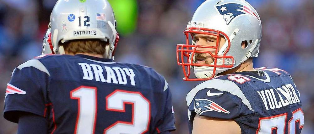 Alles im Blick. New Englands Spielmacher Tom Brady ist eine lebende Legende. Sebastian Vollmer (rechts) verschafft ihm als Mitglied der Offensive Line dabei die Zeit, die er für seine Würfe braucht. 