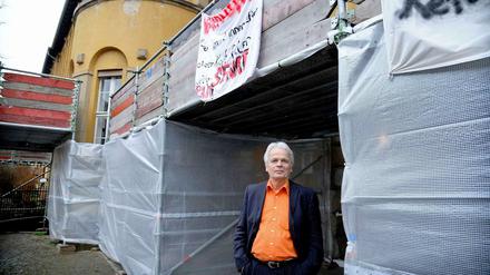 Mehr Baustelle als Schule: Rektor Rainer Leppin steht vor der maroden Fichtenberg Oberschule in Zehlendorf.