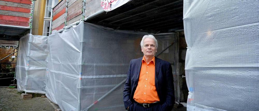 Mehr Baustelle als Schule: Rektor Rainer Leppin steht vor der maroden Fichtenberg Oberschule in Zehlendorf.