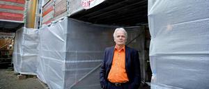 Mehr Baustelle als Schule: Rektor Rainer Leppin steht vor der maroden Fichtenberg Oberschule in Zehlendorf.