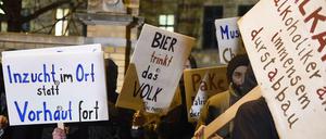 Die Bürger von Schilda sind die Schildbürger, weil sie gerne Schilder hoch halten.
