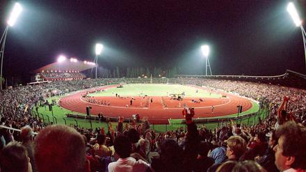 Stimmungsvoll, aber auch ziemlich oll. Der Jahn-Sportpark mit seinen markanten Flutlichtmasten in Berlin-Prenzlauer Berg.