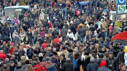 81, 1 Millionen Menschen lebten zum Jahresende in Deutschland, schätzt das Statistische Bundesamt in Wiesbaden. 
