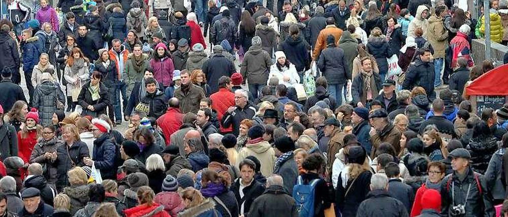 81, 1 Millionen Menschen lebten zum Jahresende in Deutschland, schätzt das Statistische Bundesamt in Wiesbaden. 