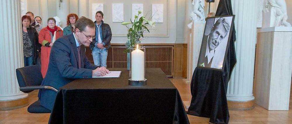 Berlins Regierender Bürgermeister Michael Müller (SPD) trägt sich in das Kondolenzbuch für den verstorbenen Sänger Udo Jürgens ein