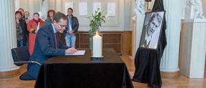 Berlins Regierender Bürgermeister Michael Müller (SPD) trägt sich in das Kondolenzbuch für den verstorbenen Sänger Udo Jürgens ein