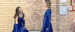 Ganz groß in Mode. Zwei Models stehen auf hohen Schuhen bei der Fashion Week herum. Weniger ausgefallenere Outfits sind bei der Modemesse Panorama zu besichtigen.