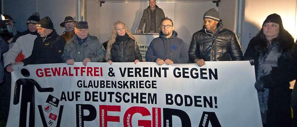 Pause für Pegida. Die montägliche Demo - hier eine Kundgebung im Dezember - fällt diesmal aus. 