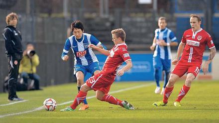 Wie kann man dem Gegner gefährlich werden? Hertha (hier mit Genki Haraguchi im Testspiel gegen Energie Cottbus) fehlt in der Offensive die Durchschlagskraft. 