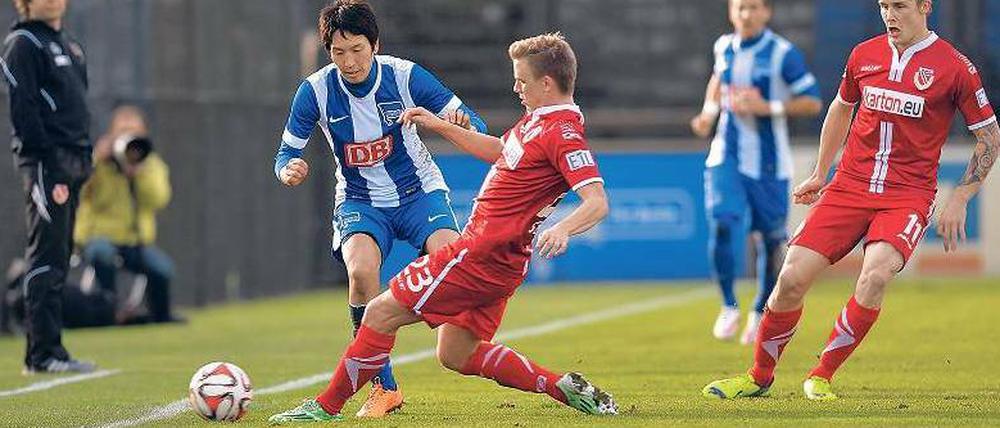 Wie kann man dem Gegner gefährlich werden? Hertha (hier mit Genki Haraguchi im Testspiel gegen Energie Cottbus) fehlt in der Offensive die Durchschlagskraft. 