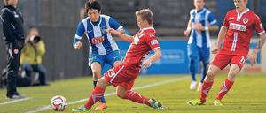 Wie kann man dem Gegner gefährlich werden? Hertha (hier mit Genki Haraguchi im Testspiel gegen Energie Cottbus) fehlt in der Offensive die Durchschlagskraft. 