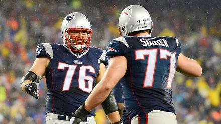 Das läuft! Nate Solder (re.) feiert einen Touchdown mit Sebastian Volmmer.