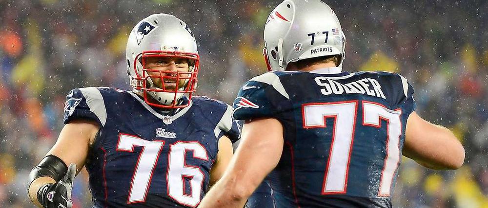 Das läuft! Nate Solder (re.) feiert einen Touchdown mit Sebastian Volmmer.
