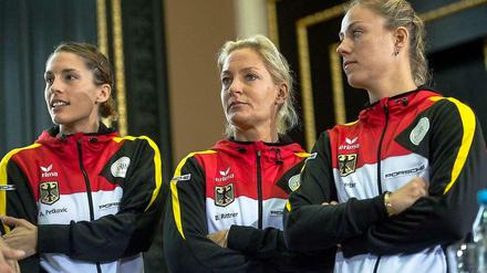 Andrea Petkovic (l.) und Angelique Kerber (r.) zusammen mit der Teamchefin Barbara Rittner beim Fed-Cup-Finale gegen Tschechien - das letztlich verloren wurde.