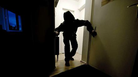 Die Polizei fand den geklauten Schmuck in der Nähe des Mehrfamilienhauses. (Symbolbild)