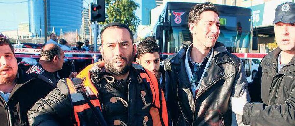Erste Hilfe. Sanitäter versorgen die Opfer. Bei dem Anschlag in Tel Aviv wurden 13 Menschen verletzt.