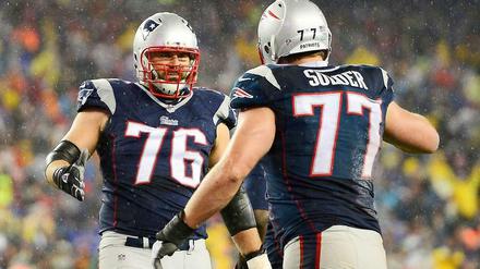 Spaziergang im Regen. Die New England Patriots um Sebastian Vollmer (links) ließen Björn Werners Indianapolis Colts bei ihrem 45:7-Halbfinalsieg keine Chance