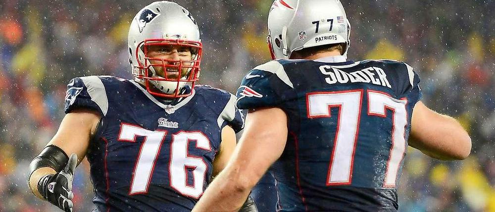 Spaziergang im Regen. Die New England Patriots um Sebastian Vollmer (links) ließen Björn Werners Indianapolis Colts bei ihrem 45:7-Halbfinalsieg keine Chance